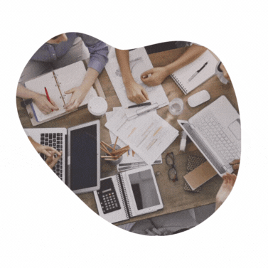 Mehrere Personen legen ihre Hände in der Mitte aufeinander und heben dann die Arme