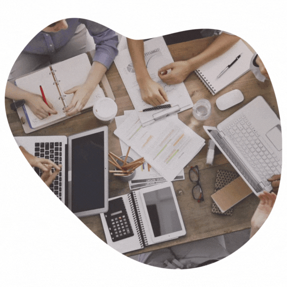 Mehrere Personen legen ihre Hände in der Mitte aufeinander und heben dann die Arme