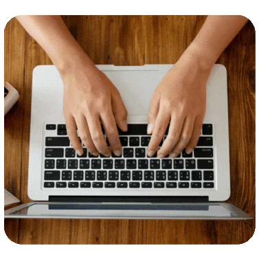 Eine Person tippt mit beiden Händen auf der Laptop Tastatur