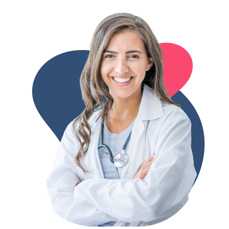 Eine Frau mit einem weißen Kittel und einem Stethoskop um den Hals lächelt 