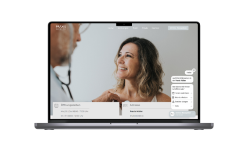 Laptop mit der Website einer Hausarztpraxis und der Online-Rezeption by Docmedico auf dem Bildschirm