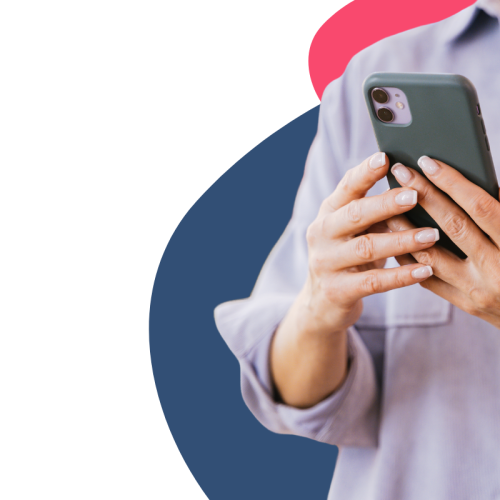 Person mit einem blauen Hemd hält ein Handy in der Hand