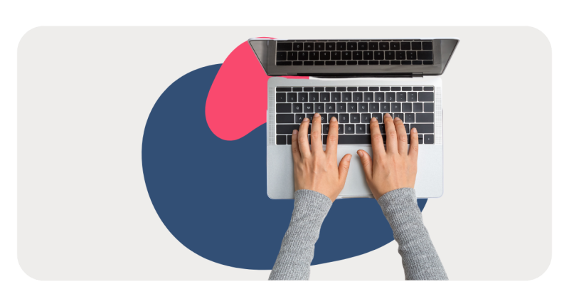 Person tippt mit beiden Händen auf einer Laptop Tastatur