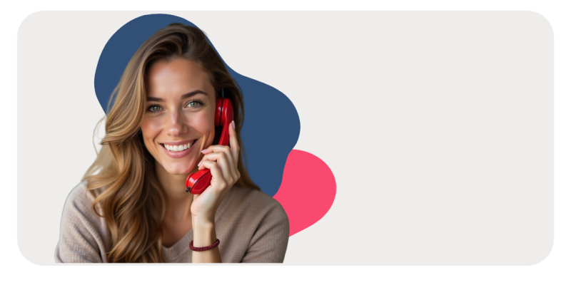 Eine Frau hält einen roten Telefonhörer an ihr Ohr und lächelt