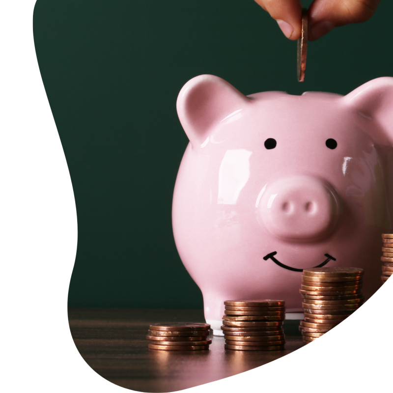 Rosa Sparschwein in das gerade eine Münze durch den Schlitz gegeben wird