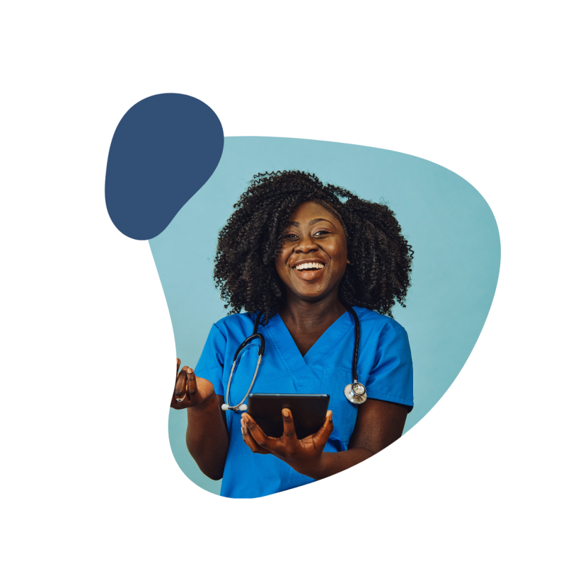 Frau mit blauen Oberteil und mit einem iPad in der Hand und Stethoskop um den Hals, lacht 