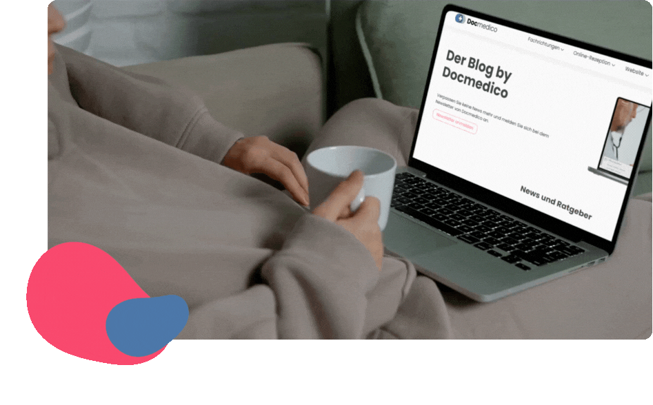 Person mit einer Tasse in der Hand sitzt auf der Couch und hat einem Laptop mit dem Docmedico Blog Bildschirm vor sich