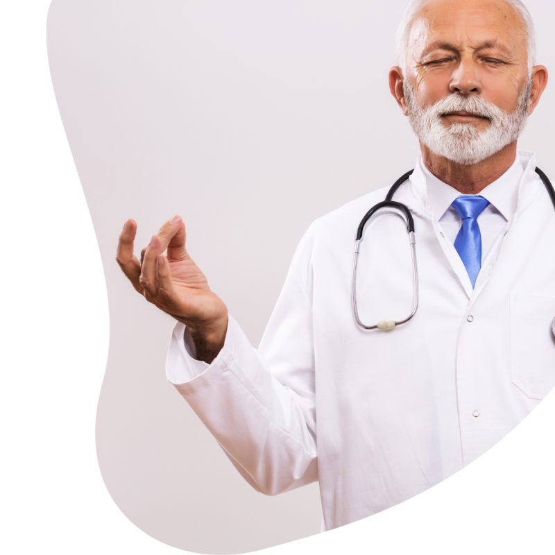 Ein Arzt in einem weißen Kittel meditiert