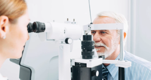 Ein Patient macht einen Sehtest mit einer Augenärztin