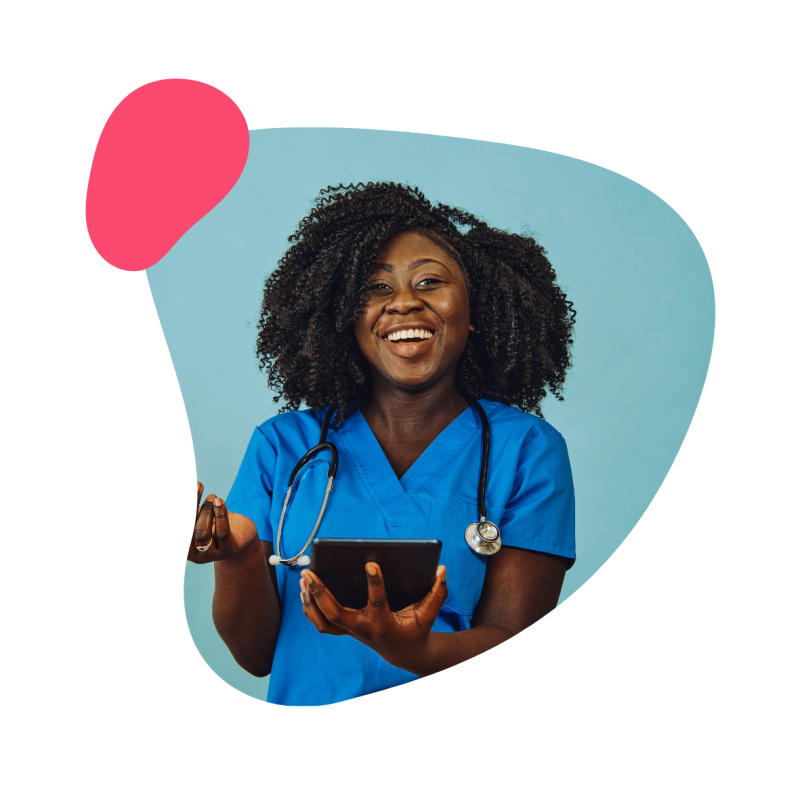 Rezeptionistin mit einem Tablet in der Hand ist am lachen