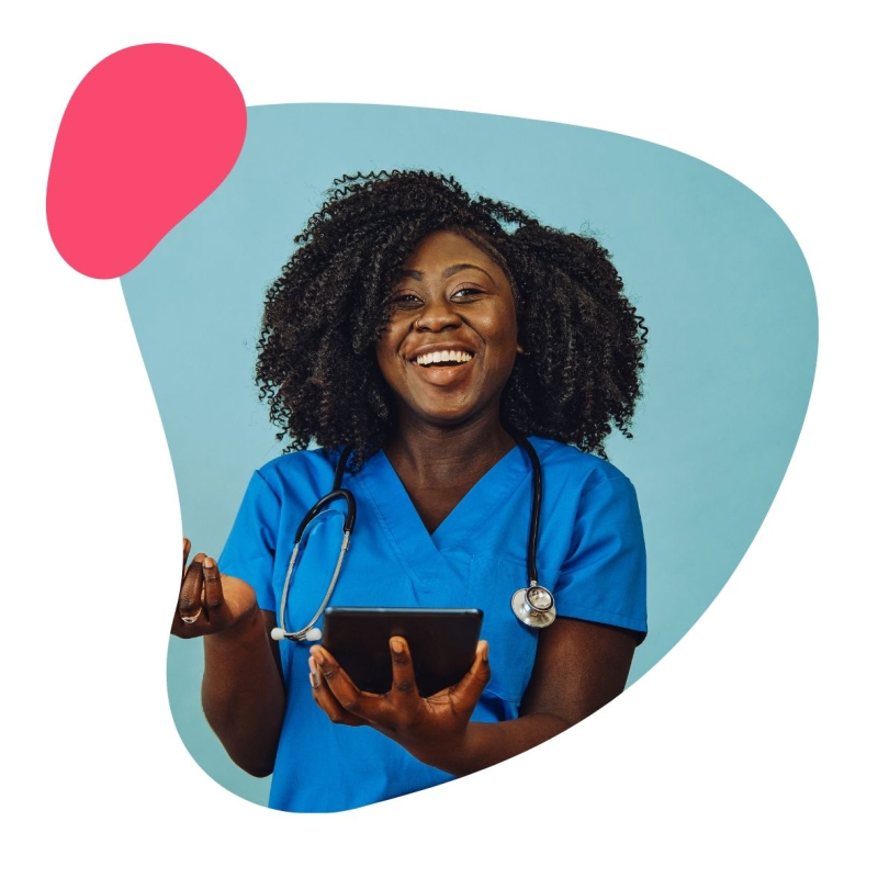 Rezeptionistin mit einem Tablet in der Hand ist am lachen