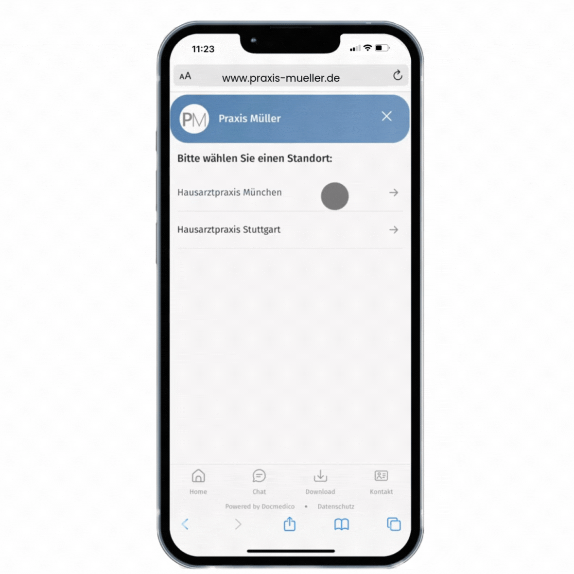 Handy mit der Online-Rezeption by Docmedico auf dem Display