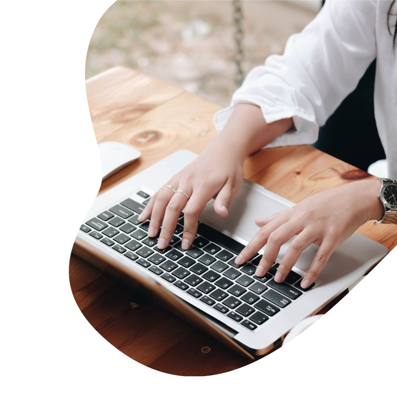 Person tippt etwas auf der Tastatur eines Laptops 