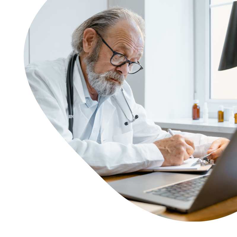 Arzt vor einem Laptop 