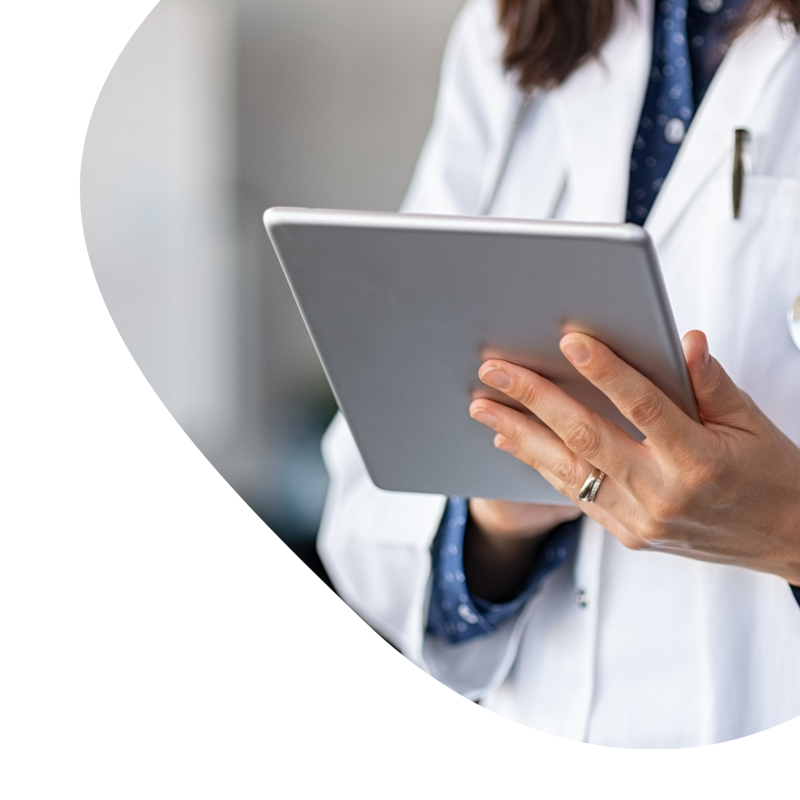 Ärztin mit einem Tablet in der Hand