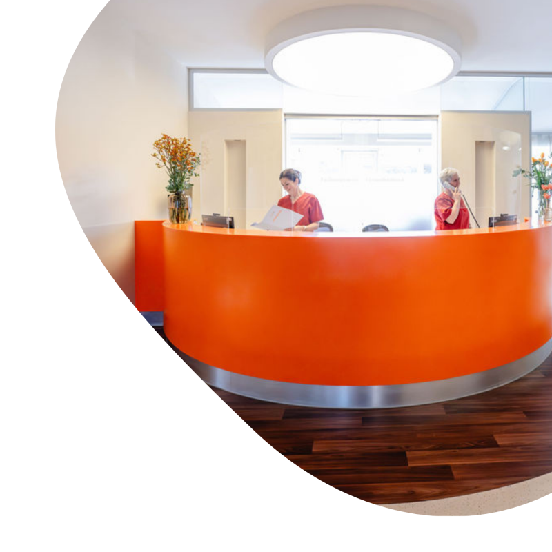 Praxisempfang der Onkologie OnkoMedeor in orange