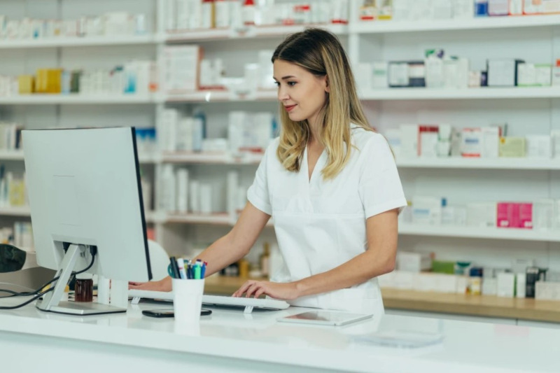 Apothekerin steht hinter einem Tresen 